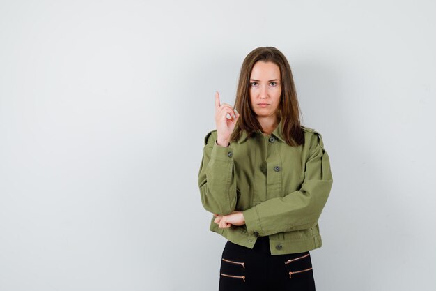 Ragazza espressiva in posa in studio