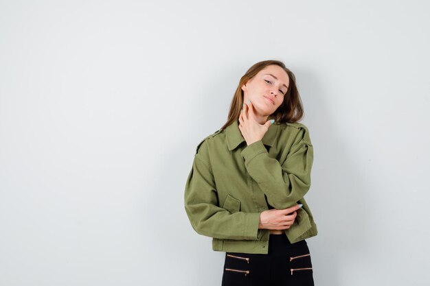 Ragazza espressiva in posa in studio