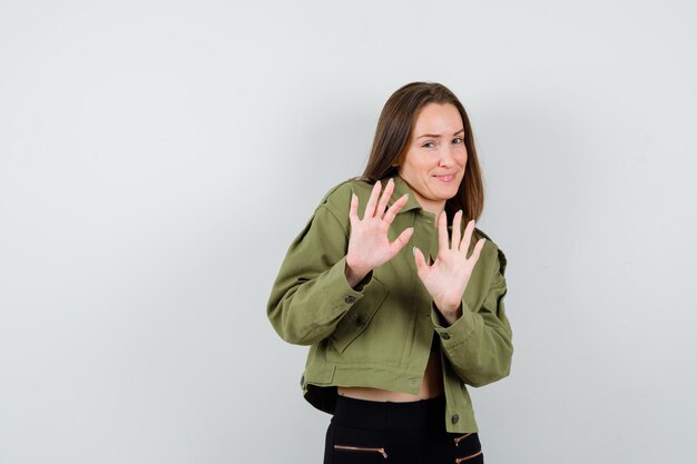 Ragazza espressiva in posa in studio