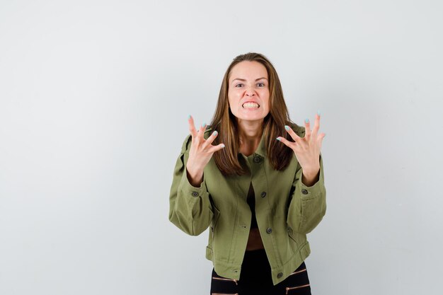 Ragazza espressiva in posa in studio