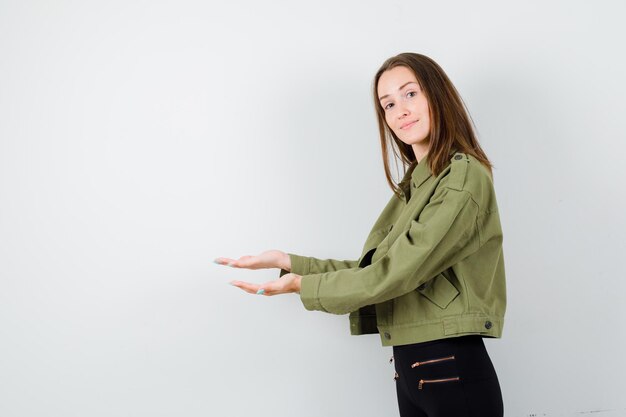 Ragazza espressiva in posa in studio