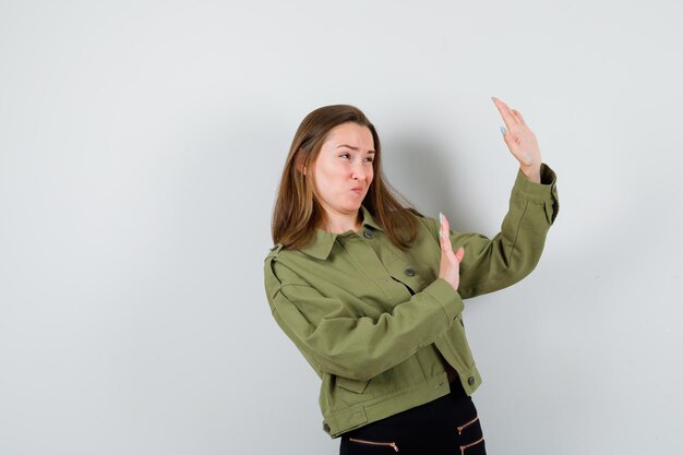 Ragazza espressiva in posa in studio