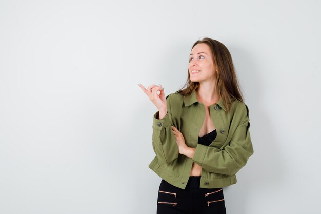 Ragazza espressiva in posa in studio