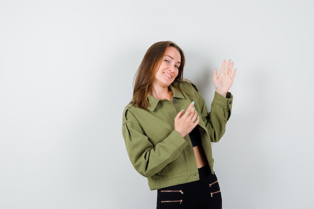 Ragazza espressiva in posa in studio