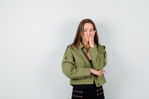 Ragazza espressiva in posa in studio