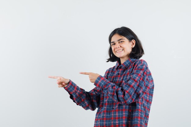 Ragazza espressiva in posa in studio