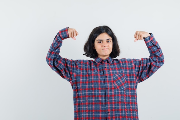 Ragazza espressiva in posa in studio