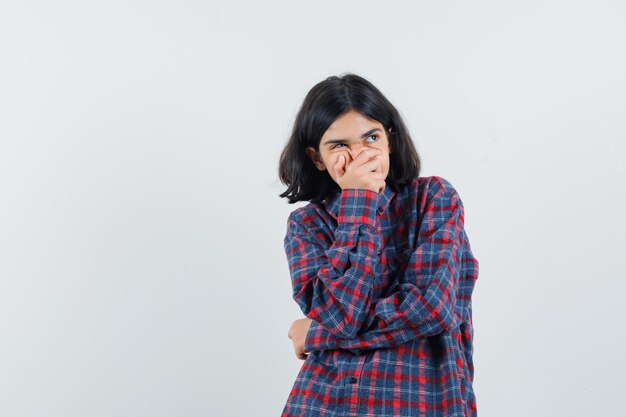 Ragazza espressiva in posa in studio