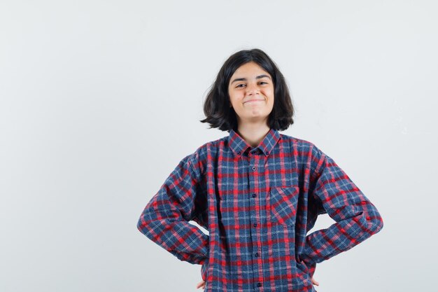 Ragazza espressiva in posa in studio