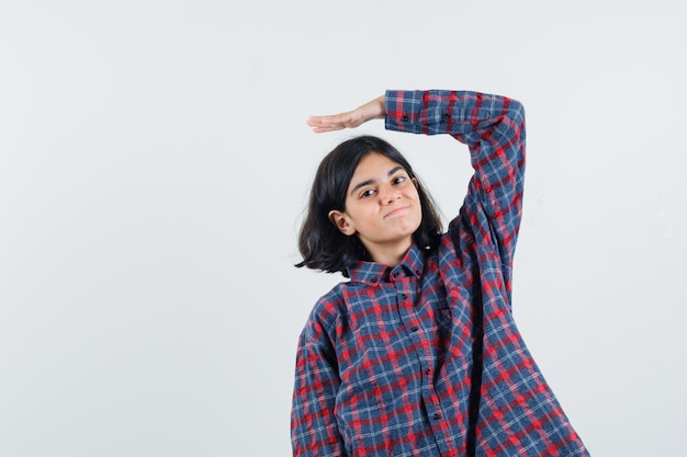 Ragazza espressiva in posa in studio