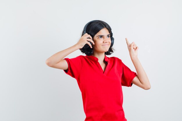 Ragazza espressiva in posa in studio