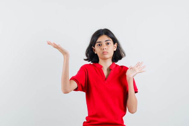 Ragazza espressiva in posa in studio