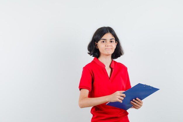 Ragazza espressiva in posa in studio