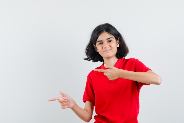 Ragazza espressiva in posa in studio