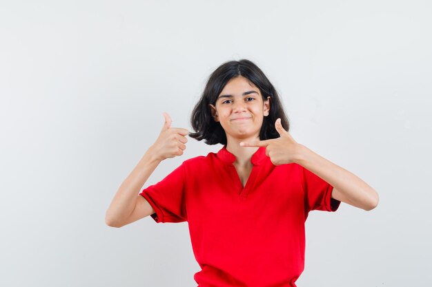 Ragazza espressiva in posa in studio