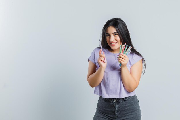 Ragazza espressiva in posa in studio