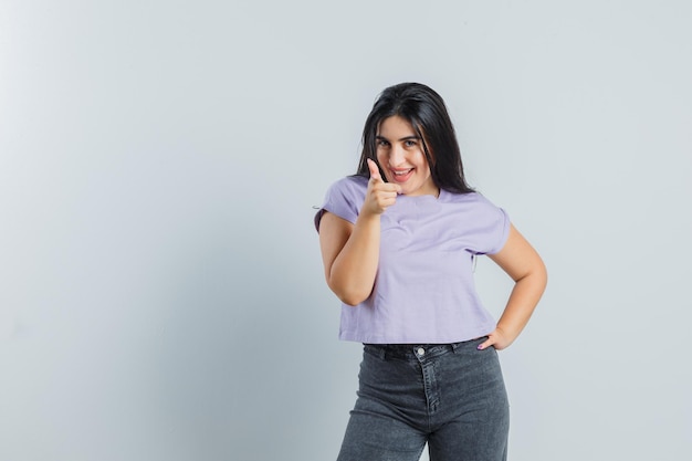 Ragazza espressiva in posa in studio