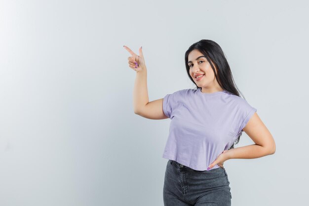 Ragazza espressiva in posa in studio