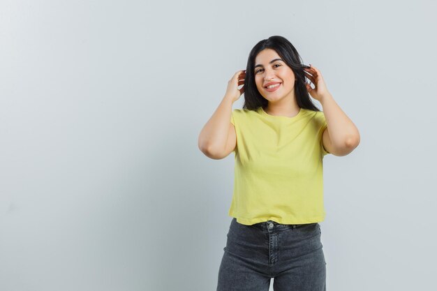 Ragazza espressiva in posa in studio