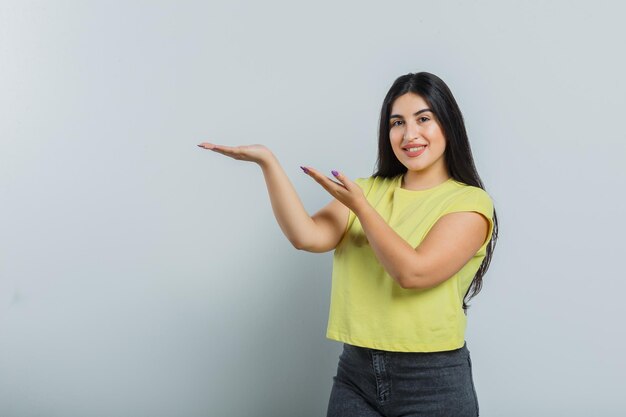 Ragazza espressiva in posa in studio