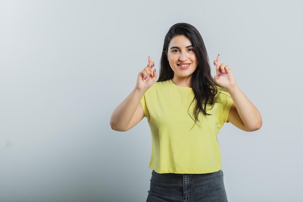 Ragazza espressiva in posa in studio