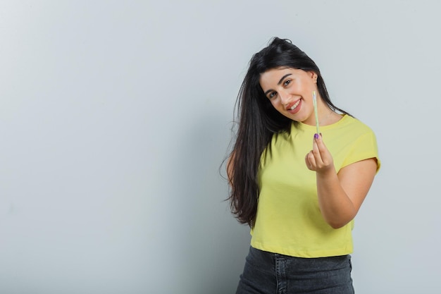 Ragazza espressiva in posa in studio