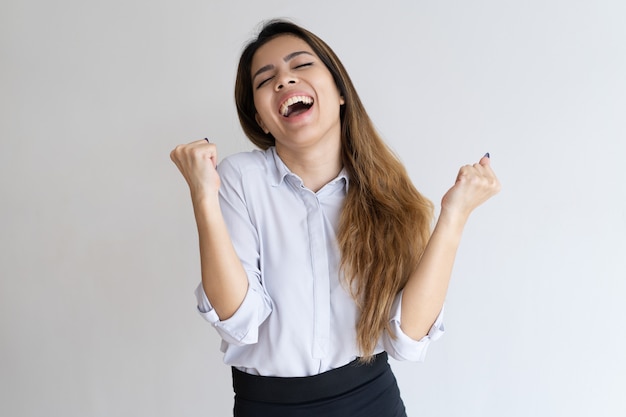 Ragazza estatica che celebra il successo