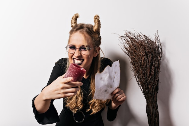 Ragazza europea spensierata scherzare a halloween. Adorabile signora vampiro divertendosi al carnevale.