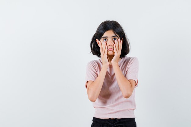 Ragazza expressiva che posa