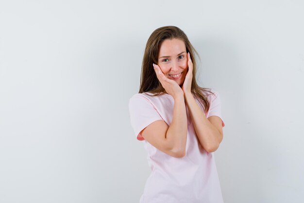Ragazza expressiva che posa