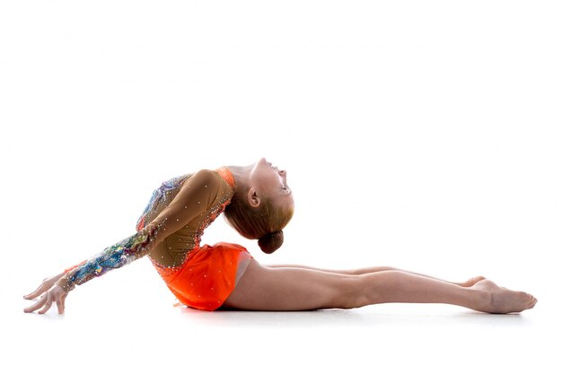 Ragazza facendo backbend acro esercizio