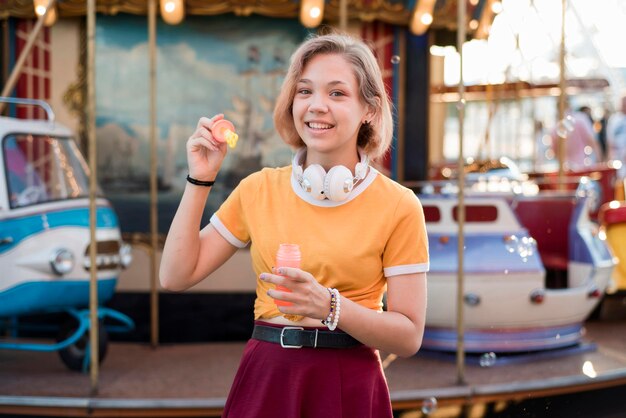 Ragazza felice al parco di divertimenti