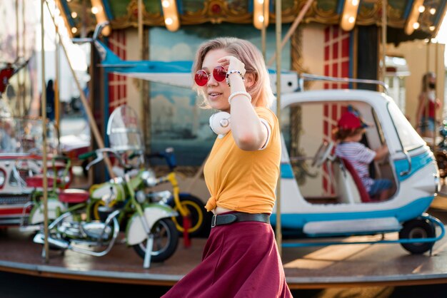 Ragazza felice al parco di divertimenti