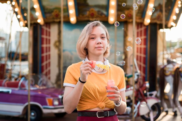 Ragazza felice al parco di divertimenti