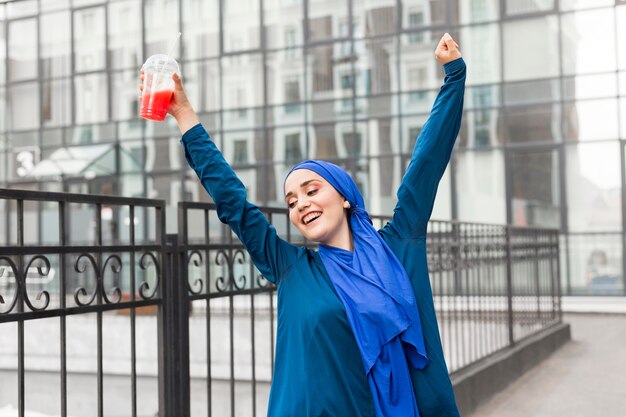 Ragazza felice che indossa un hijab