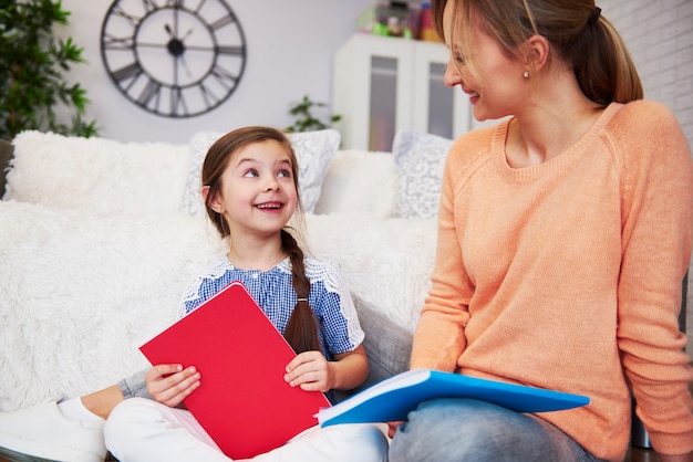 Ragazza felice che passa del tempo con la mamma