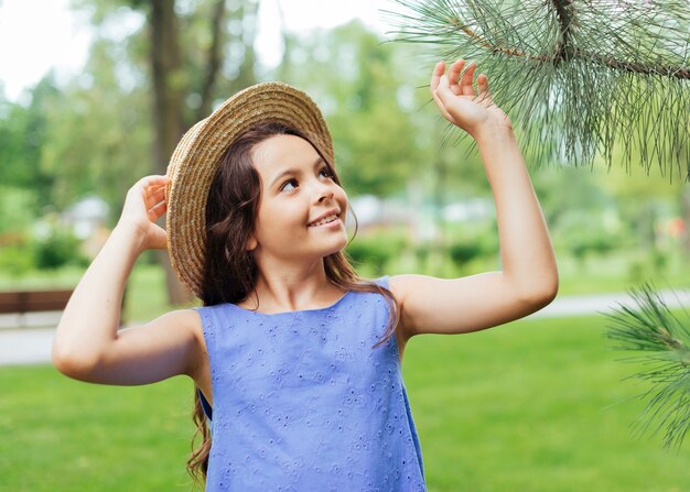 Ragazza felice che posa in natura