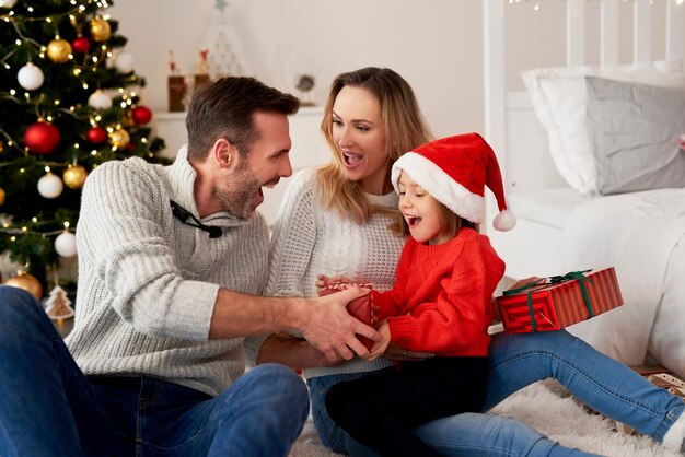 Ragazza felice con la famiglia nel periodo natalizio