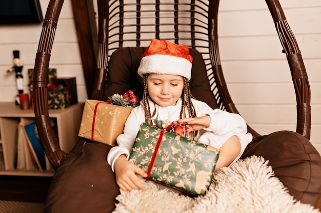 ragazza felice con regalo di Natale