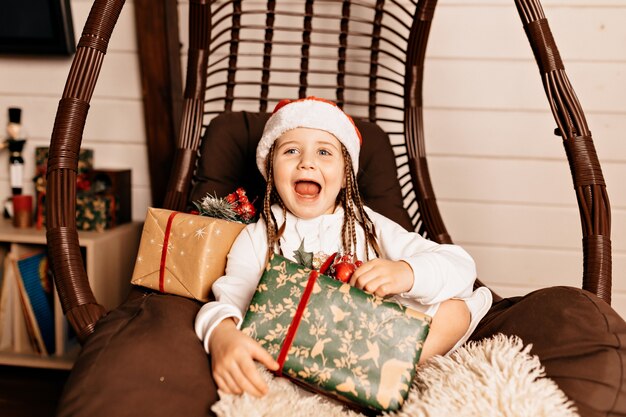 ragazza felice con regalo di Natale