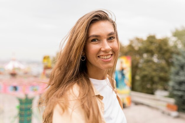 Ragazza felice del colpo medio in posa