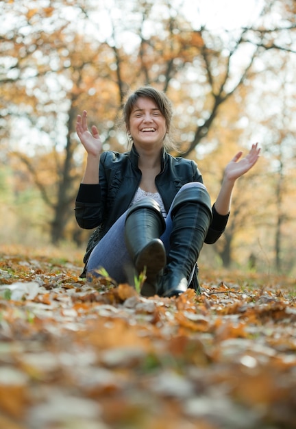 Ragazza felice in autunno parco