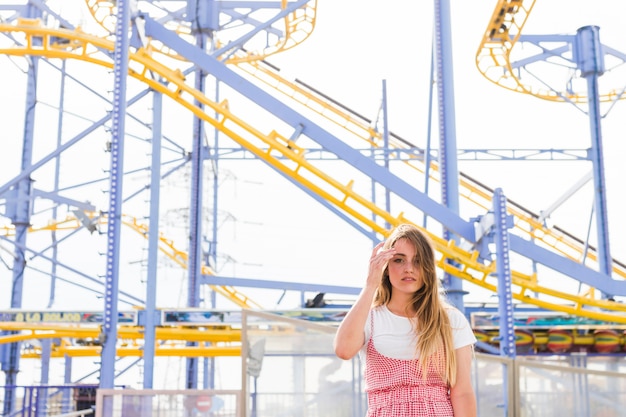 Ragazza felice nel parco di divertimenti