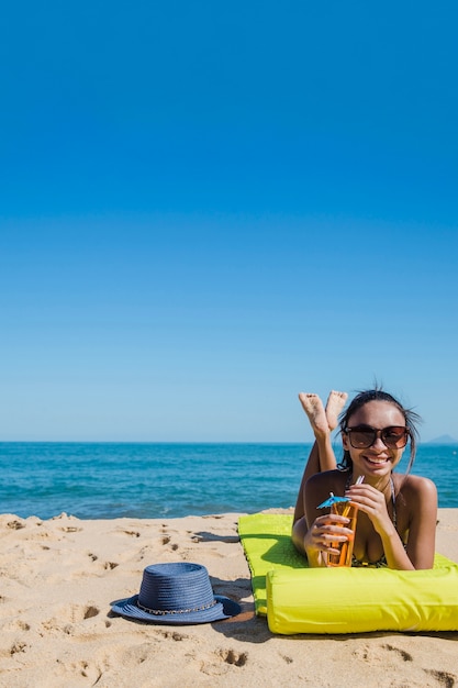 Ragazza felice sulla spiaggia