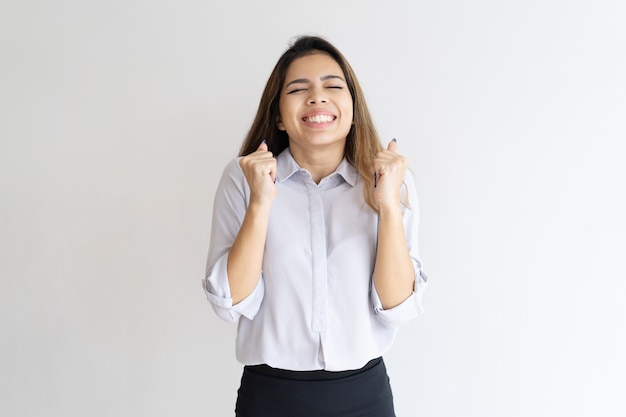 Ragazza felicissima che spera in buona fortuna