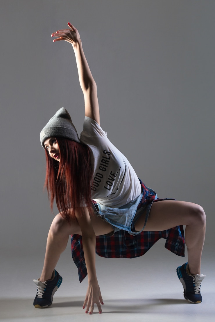 Foto gratuito ragazza fredda di ballo