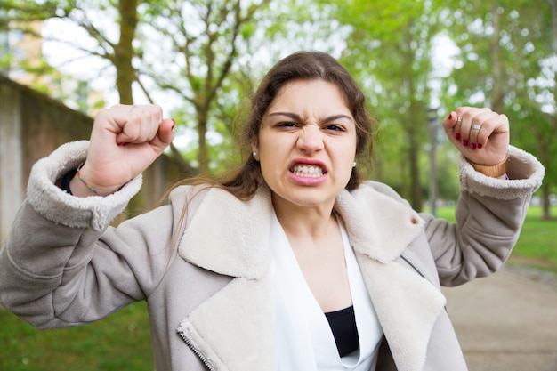 Ragazza frustrata arrabbiata che impara cattive notizie