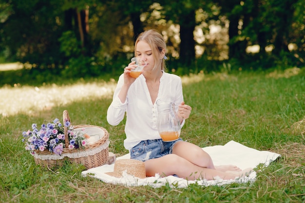 ragazza gentile che si siede in un parco