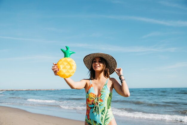 Ragazza gioiosa in spiaggia