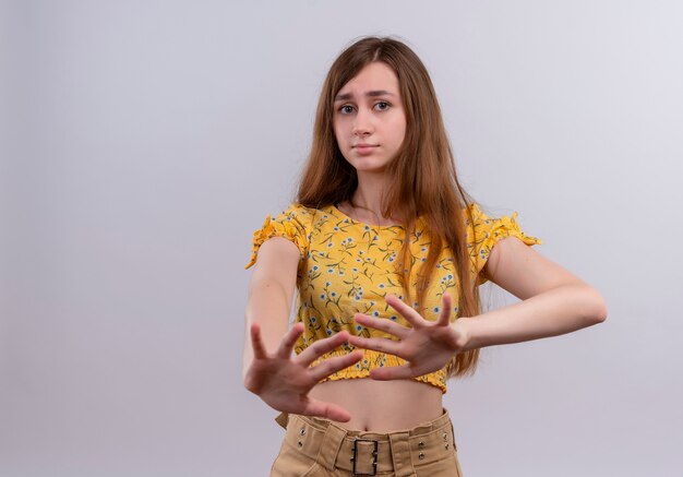 Ragazza giovane dispiaciuta che allunga le mani sulla parete bianca isolata con lo spazio della copia